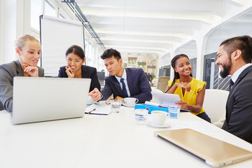 Junges Start-Up Team in einem Workshop