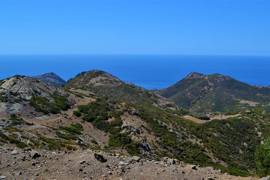 Landschaft auf Sardinien mit Bergen und Meer