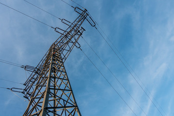 Strommasten bei Sonnenuntergang