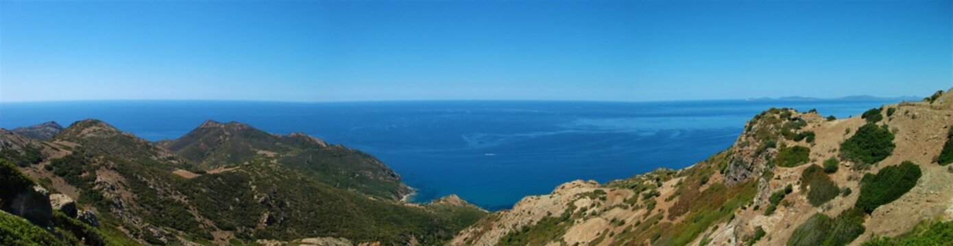 Landschaft auf Sardinien mit Bergen und Meer