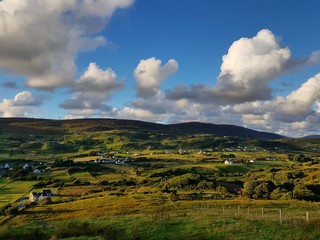 Typische Streusiedlung in den Hügeln von Glenkolumbkille, County Donegal