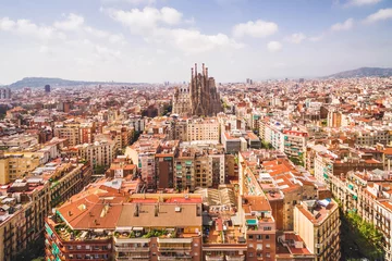 Papier Peint photo Barcelona Vue aérienne de la ville de Barcelone et de la cathédrale de la Sagrada Familia, Espagne.