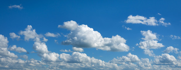 Obraz na płótnie Canvas clouds on the blue sky background