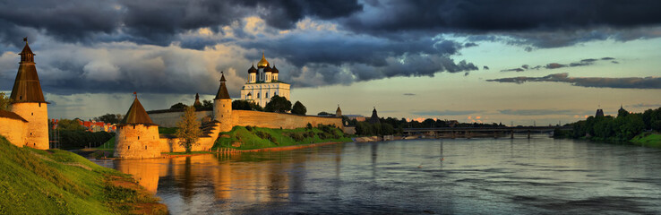 Fototapeta na wymiar Panorama of the Pskov Kremlin and Trinity Cathedral