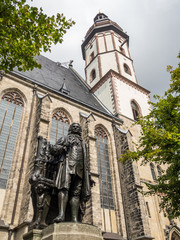 Thomaskirche mit Bach Denkmal in Leipzig