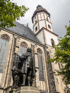 Thomaskirche mit Bach Denkmal in Leipzig