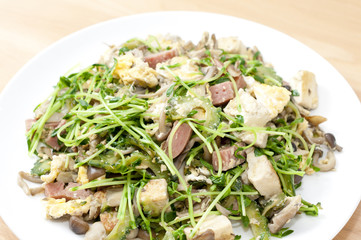 ゴーヤーと豆苗のチャンプルー