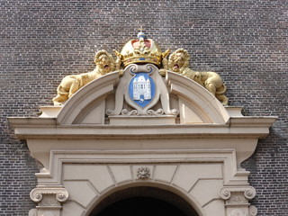 Wappen an einem Tor in Kampen Holland