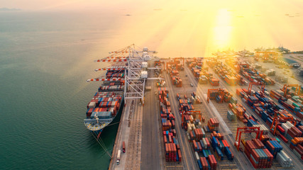 Shipping port with containers and cranes / Puerto con contenedores y grúas