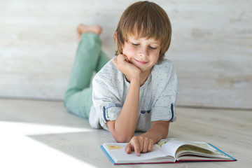 Naklejka premium A child with a book 