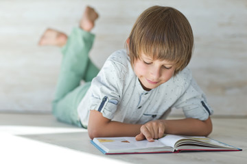 Naklejka premium A child with a book 