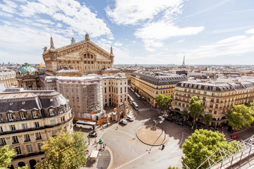 Obraz premium Widok na gród na operę i wieżę Eiffla podczas pochmurnej pogody w Paryżu