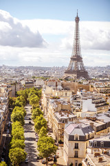 Fototapeta premium Widok z lotu ptaka na wieżę Eiffla w słoneczny dzień w Paryżu