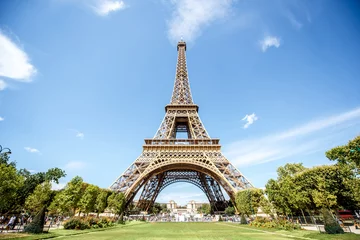 Photo sur Aluminium Tour Eiffel Vue paysage d& 39 en bas sur la tour Eiffel par temps ensoleillé à Paris