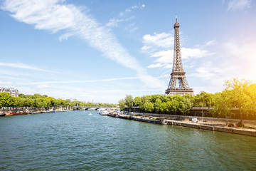 Vue paysage sur la tour Eiffel et la Seine pendant la journée ensoleillée à Paris