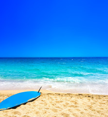 Fototapeta na wymiar Tropical Holiday Banner - Beach, sea and surf background. Sandy beach, blue sky - Summer relax concept.