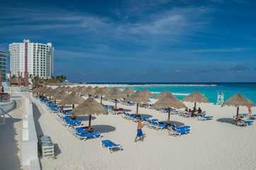 Guarda sol de palha em praia de cancun no caribe