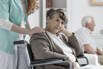 Obraz premium Professional assistant supports senior