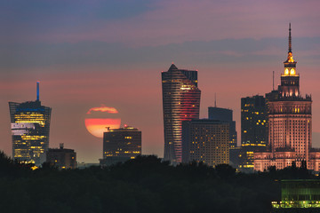 Obraz premium Słońce nad miastem warszawskim