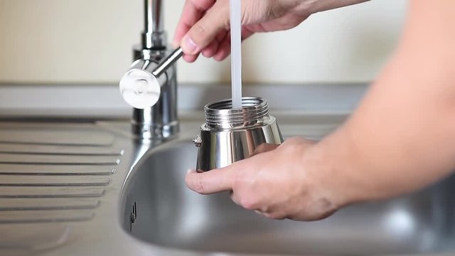 Mettere l'acqua nella moka per preparare il caff&egrave;