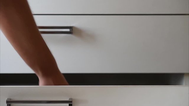 Prendere moka caff&egrave; dal cassetto