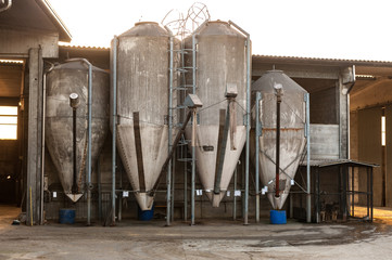 Insieme di silos agricoli per granaglie in una cascina