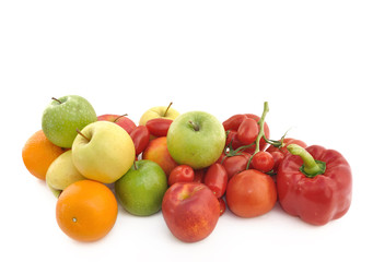 fruits et légumes vitaminés sur fond blanc
