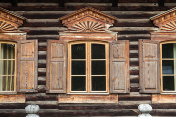 Obraz na płótnie Canvas Holzhaus mit Holzfenster