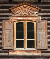 Holzhaus mit Holzfenster