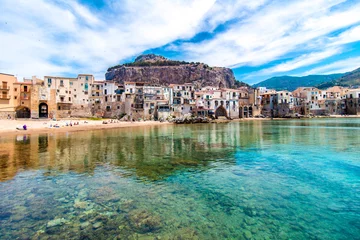 Rucksack Blick auf Cefalu, Stadt am Meer in Sizilien, Italien © marcociannarel