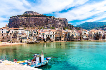 Blick auf Cefalu, Stadt am Meer in Sizilien, Italien