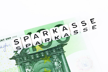 Fototapeta premium Sparkasse Buchstaben auf Geldschein