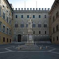 Obraz premium The Salimbeni Palace and the statue of Sallustio Bandini in Siena, Tuscany district. Italy