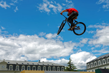 Compétition de BMX: saut extrême free style 
