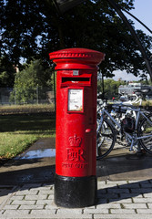 Fototapeta na wymiar British red post box