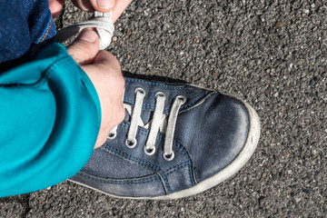 Schuhe zubinden