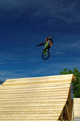 Compétition de BMX: saut extrême free style 