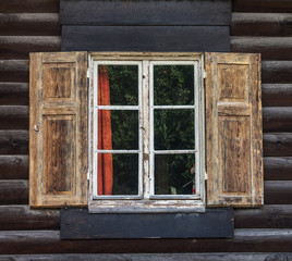 Fensterläden an einem Blockhaus