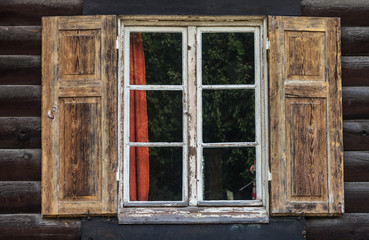 Fototapeta na wymiar Fensterläden an einem Blockhaus