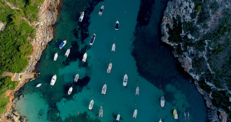 bateaux dans une crique en espagne 