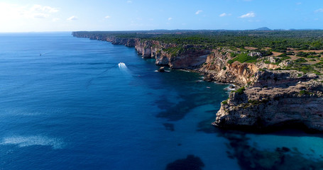 sillage de bateaux en mer, sur la côte espagnole 