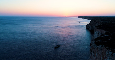 voilier avec coucher de soleil, sur la côte espagnole