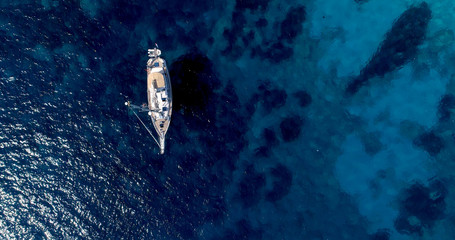 voilier en mer, sur la côte espagnole © Fly_and_Dive