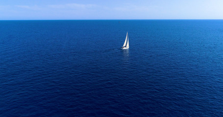 Fototapety  żaglówka na morzu, na hiszpańskim wybrzeżu