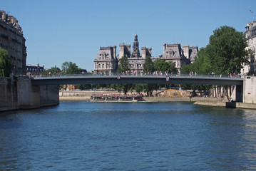 Fototapeta na wymiar Pont Saint-Louis et Hôtel de Ville - Paris