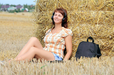 женщина в наушниках 
