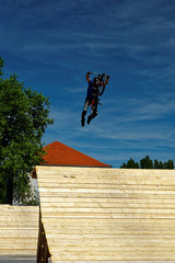 Compétition de BMX: saut extrême free style 