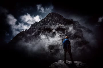 Crédence de cuisine en verre imprimé Alpinisme Bergsteiger blickt der Gefahr am Berg entgegegen