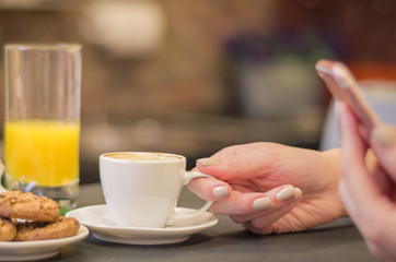 ótimo conceito de interatividade social, mulher utilizando o celular no café da manhã