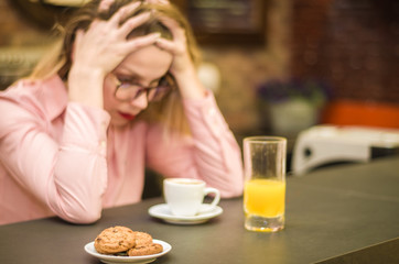 Mulher jovem preocupada no café da manhã